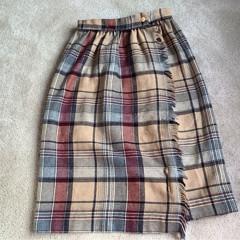 Vintage wrap skirt. Vintage Sz 8, I would say modern small?